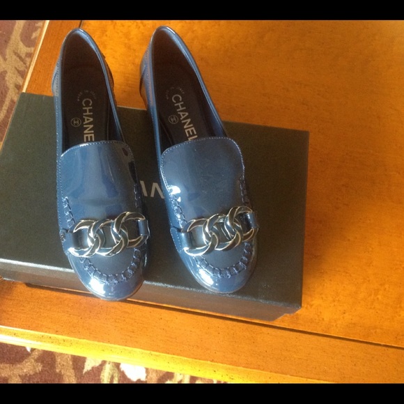 Chanel navy patent leather moccasins loafers - Picture 2 of 8